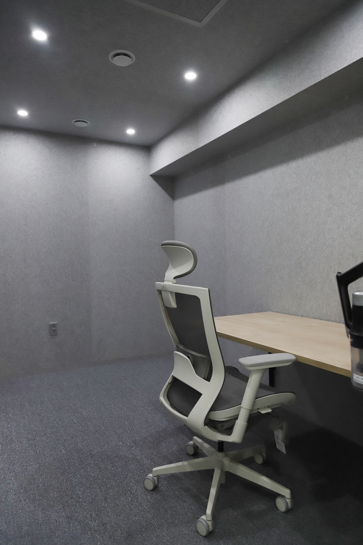 스튜디오 데스크와 모니터가 보이는 내부 공간