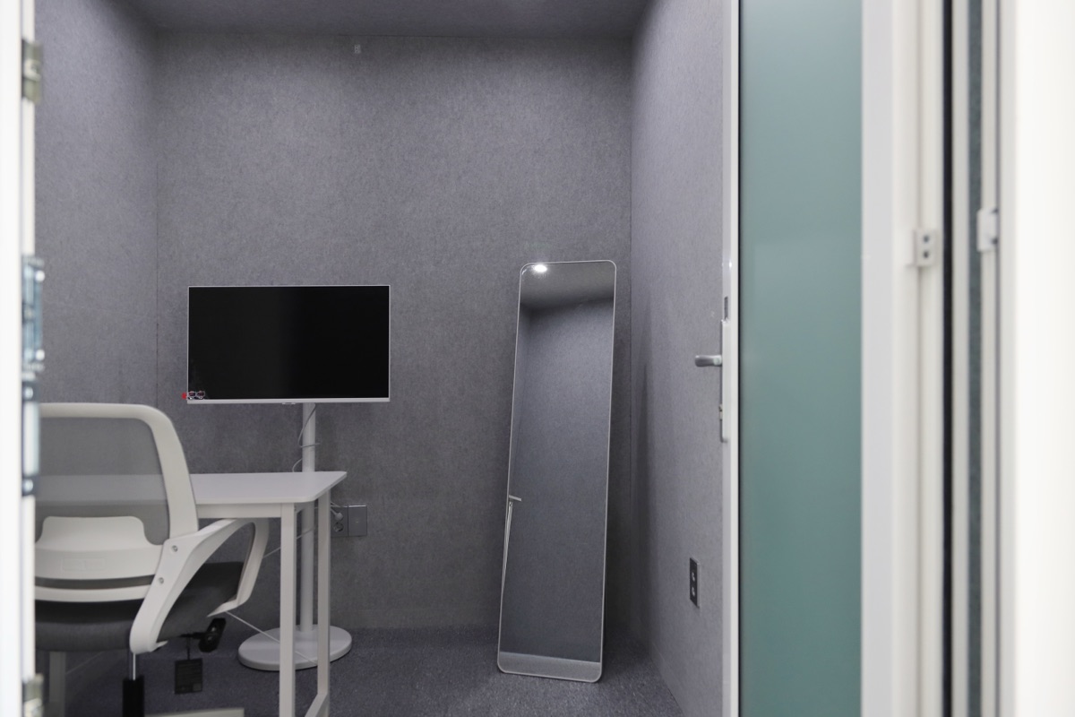 레슨룸 — 모니터와 거울이 갖춰진 1:1 레슨 공간